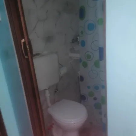 게스트하우스 La Doi Pasi De Biserica Neagra